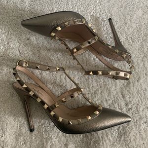 Valentino Rockstud cage pump
